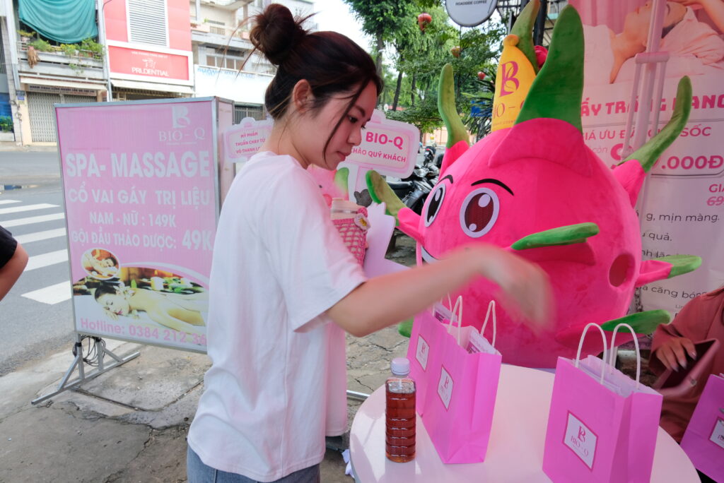 Khách hàng check in nhận quà tại SPA BIO-Q