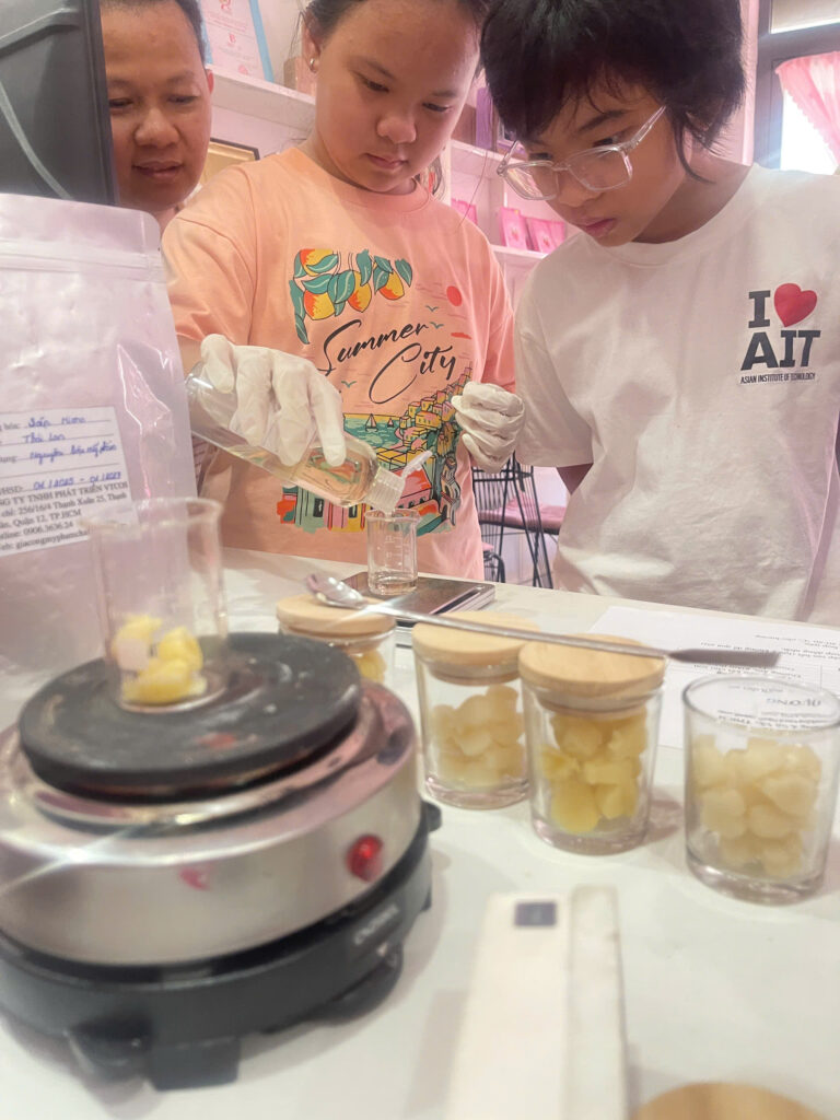 <img src="nguoi-tham-gia-lam-son.jpg" alt="Người tham gia Workshop làm son tại BIOQ tự tay tạo ra sản phẩm son dưỡng cá nhân" />