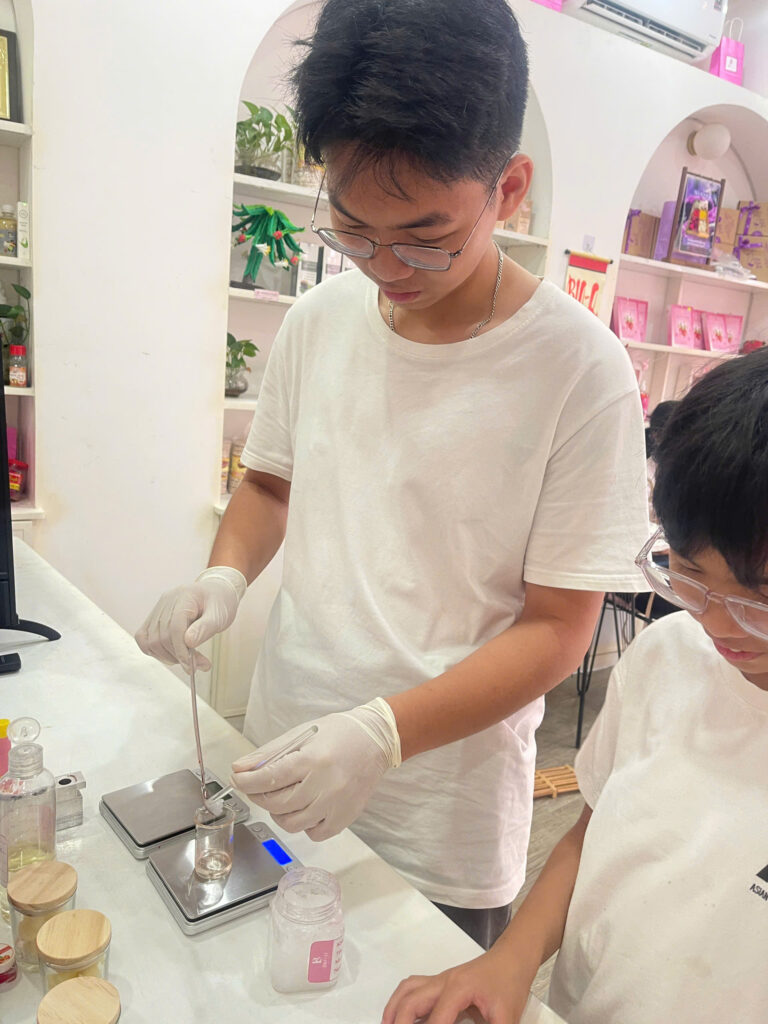 em trai trải nghiệp workshop làm son tại BIOQ