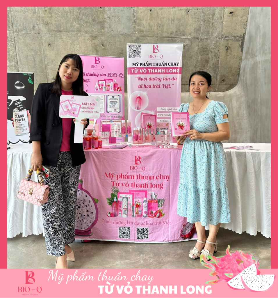 Khách hàng check in tại gian hàng BIO-Q