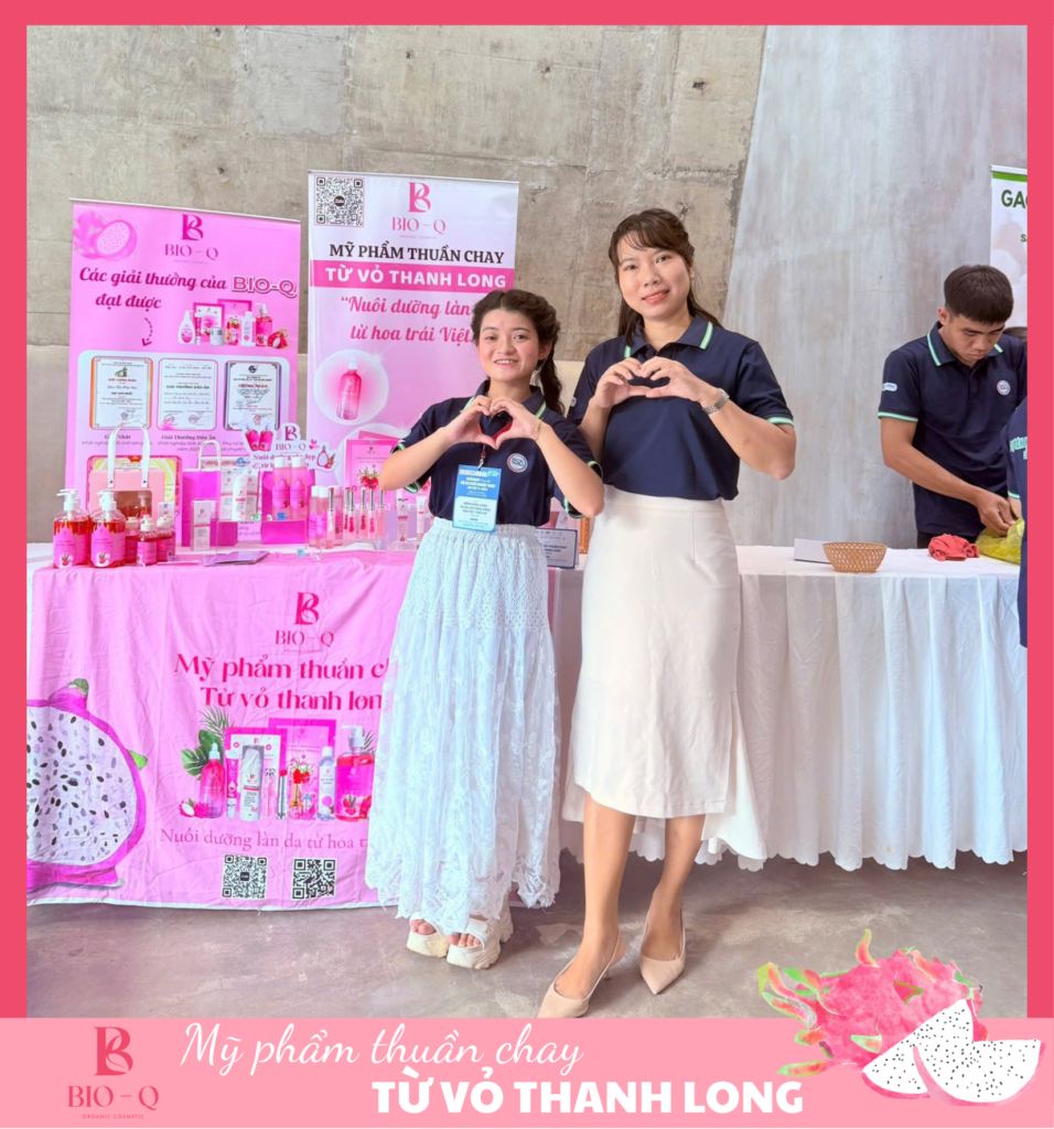 Khách hàng check in tại gian hàng BIO-Q