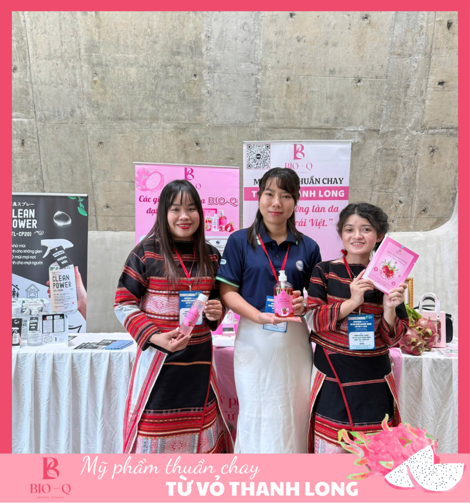 Khách hàng check in tại gian hàng BIO-Q