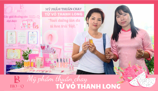 Khách hàng trải nghiệm tại gian hàng mỹ phẩm BIO-Q