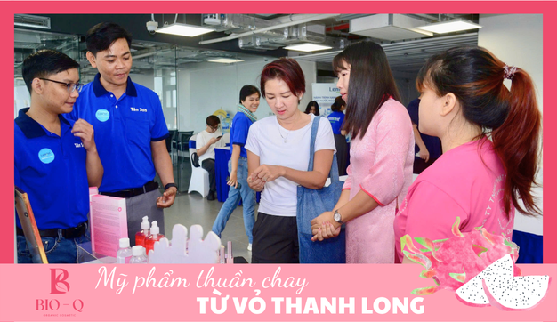Khách hàng trải nghiệm tại gian hàng mỹ phẩm BIO-Q